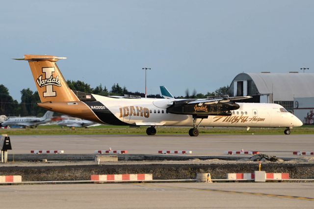 de Havilland Dash 8-400 (N400QX)