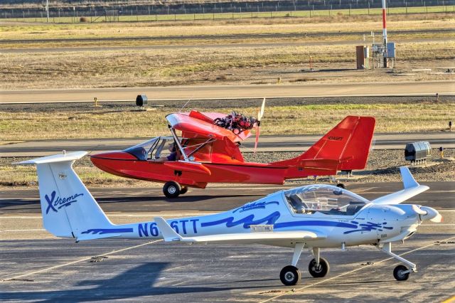 PROGRESSIVE AERODYNE SeaRey (N345PT) - SeaRey LSX and Diamond HK36 at Livermore Municipal Airport. February 2021.