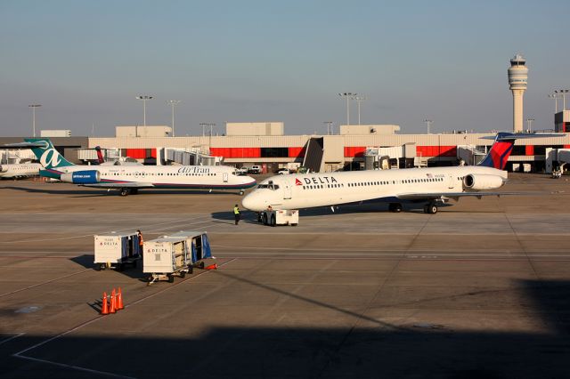 McDonnell Douglas MD-88 (N905DE)