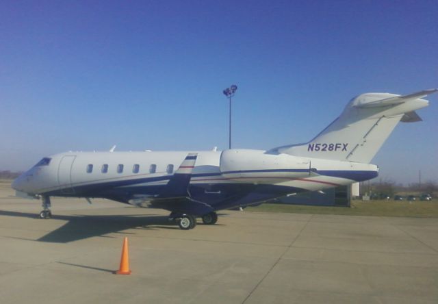 Bombardier Challenger 300 (N528FX)