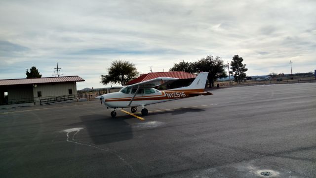 Cessna Skyhawk (N12516)