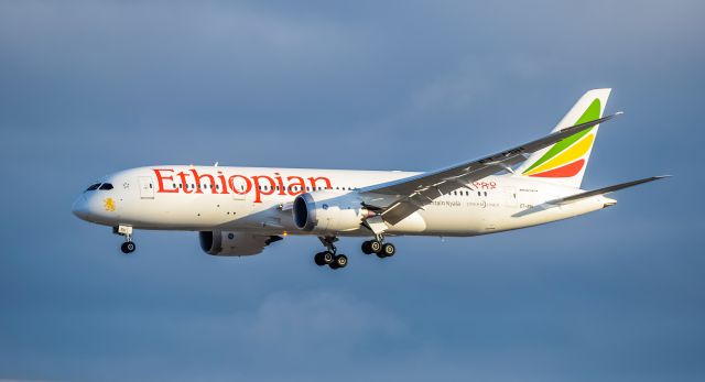 Boeing 787-8 (ET-ASH) - Ethiopian 787 ET-ASH early morning arrival Toronto YYZ.