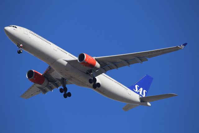 Airbus A330-300 (LN-RKU)