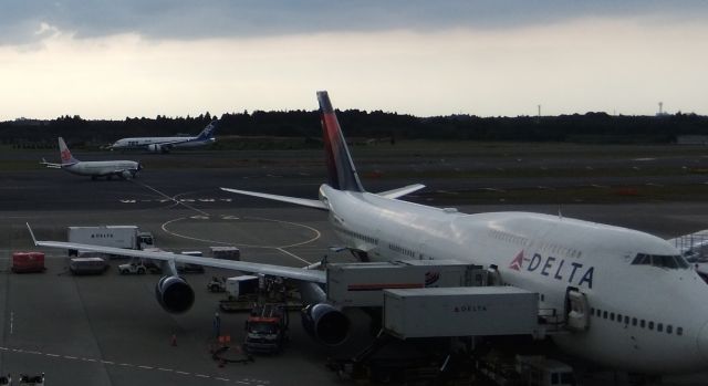 — — - Bad picture of a 747, 737 and a 787.