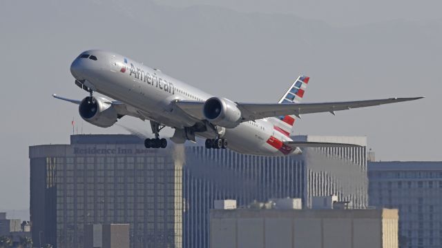 Boeing 787-9 Dreamliner (N836AA) - Departing LAX on 25R