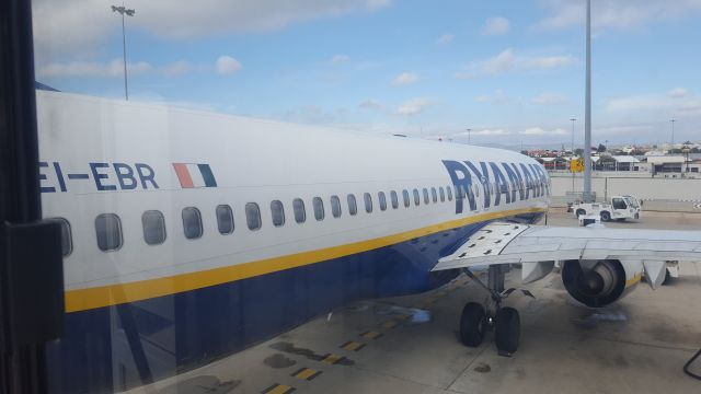 Boeing 737-800 (EI-EBR) - In Edimburgh in route to Lisbonne November 2016