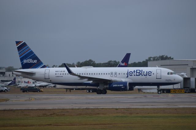 Airbus A320 (N807JB)