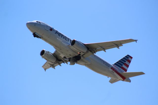 Airbus A320 (N601AW) - Plane Type: 2003 Airbus A320-232br /Route: CLT-MCI br /Airline: American Airlines br /Livery: br /Registration: N601AWbr /Owned By: Bank of Utah Trusteebr /Runway: 36C