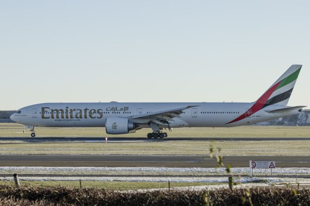 Boeing 777-200 (A6-ENC) - Runway 04L