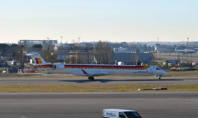 Bombardier CRJ-1000 (EC-LOV) - Air Nostrum Canadair CL-600-2E25 EC-LOV in Madrid