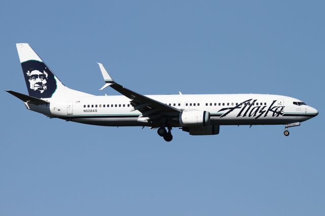 Boeing 737-800 (N528AS)