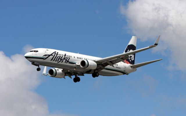 Boeing 737-800 (N568AS) - Alaska Boeing 737-800 landing at SEA-TAC