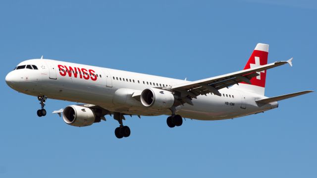 Airbus A321 (HB-IOM)