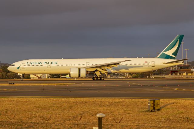 BOEING 777-300ER (B-KQR) - Cathay Pacific (B-KQR) Boeing 777-367(ER) at Sydney Airport.