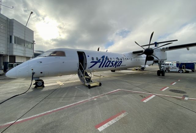 de Havilland Dash 8-400 (N444QX)