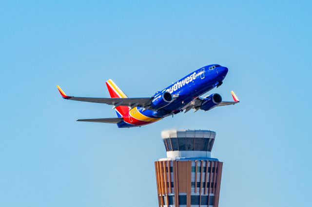 Boeing 737-700 (N431WN) - Southwest Airlines 737-700 taking off from PHX on 11/12/22. Taken with a Canon R7 and Tamron 70-200 G2 lens.