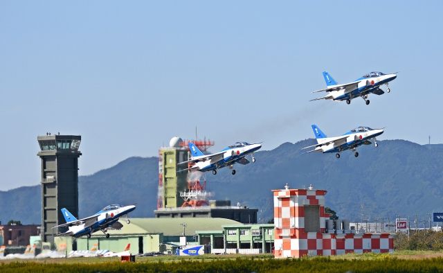 — — - The Blue Impulse Acrobatic flying team in JASDF