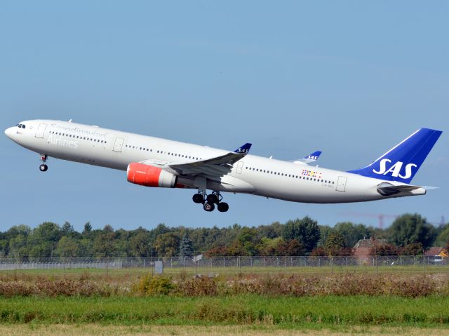 Airbus A330-300 (LN-RKU) - St. Magleby RWY22R