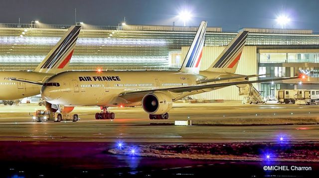 BOEING 777-300 (F-GSPP) - By night. Terminal 2.