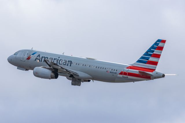 Airbus A320 (N680AW) - An American Airlines A320 taking off from PHX on 2/14/23. Taken with a Canon R7 and Canon EF 100-400 II L lens.