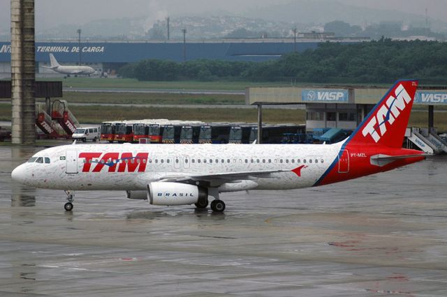 Airbus A320 (PT-MZL)