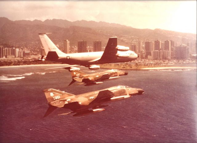 — — - Phnl  Honolulu  Down Town  Fox 4 and KC 135 old skool flying
