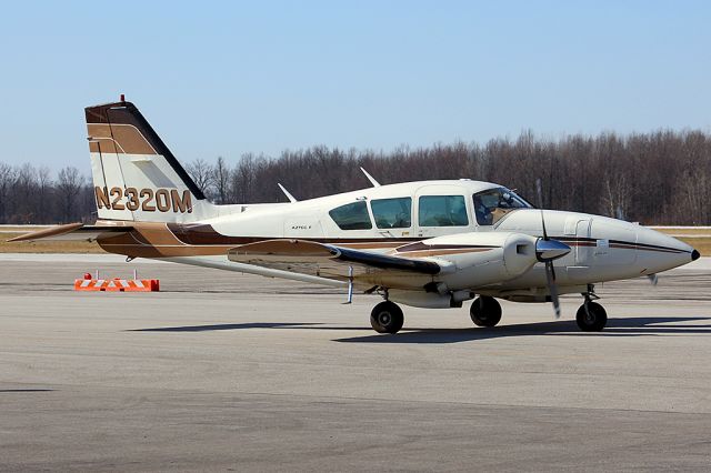 Piper Aztec (N2320M)