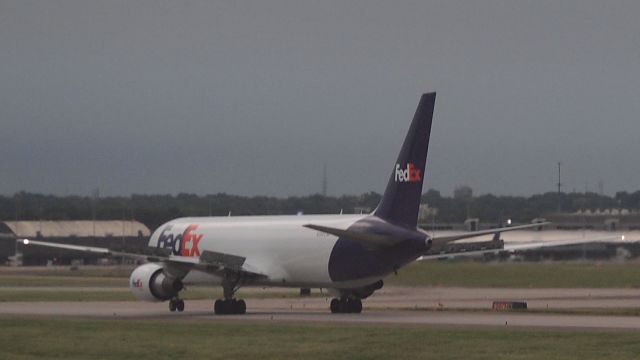BOEING 767-300 (N108FE)