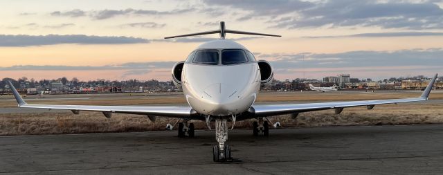 Bombardier Challenger 300 (N576FX)