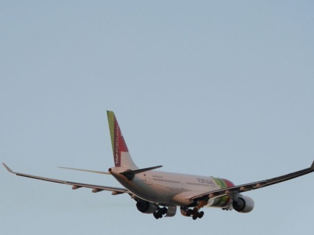 Airbus A330-200 (CS-TOF)