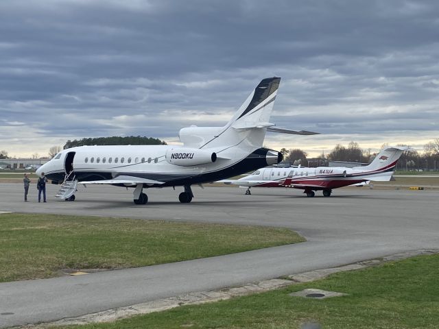 Dassault Falcon 900 (N900KU) - Sitting on the ramp beside a Learjet 40XR (N41UA).br /br /Date Taken: March 15, 2024