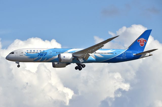 Boeing 787-9 Dreamliner (B-1128)