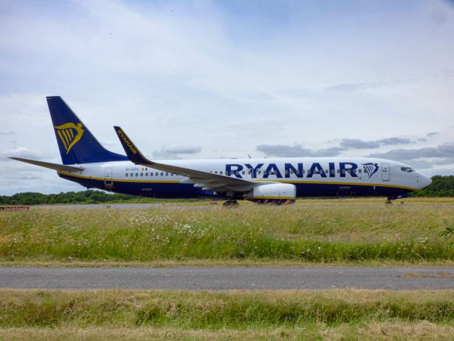 Boeing 737-700 (EI-EPC) - Arrivée à Nantes du vol de Londres