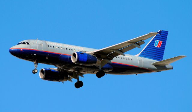 Airbus A319 (N834UA) - United Airlines Airbus A319-131 N834UA (cn 1420)  Las Vegas - McCarran International (LAS / KLAS) USA - Nevada, 10-12-2010 Photo: Tomás Del Coro