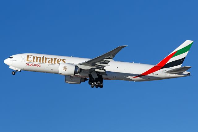 BOEING 777-200LR (A6-EFM)