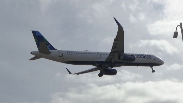 Airbus A321 (N937JB) - It was cool that JetBlue uses the A321 on this route....