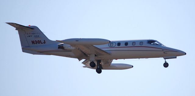 Learjet 25 (N30LJ) - Arriving from KSRQ.