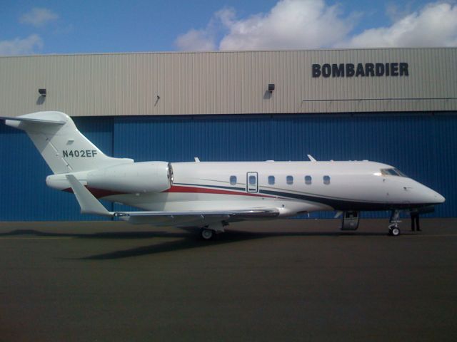 Bombardier Challenger 300 (N402EF)