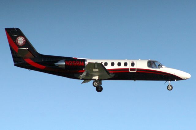 Cessna Citation II (N25SM) - On short finals for rwy 7 on 17-Oct-18 visiting on a round trip from KCXO.