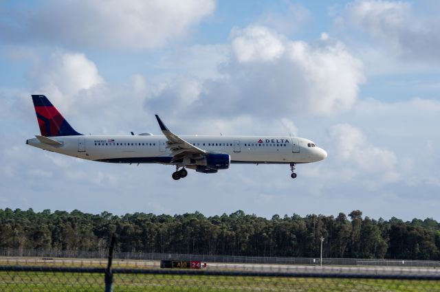 Airbus A321 (N383DZ)