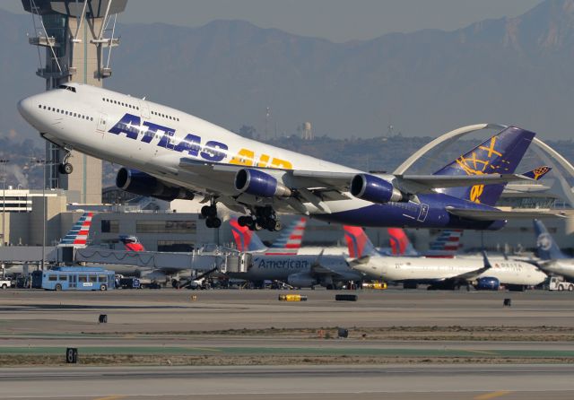 Boeing 747-400 (N464MC)