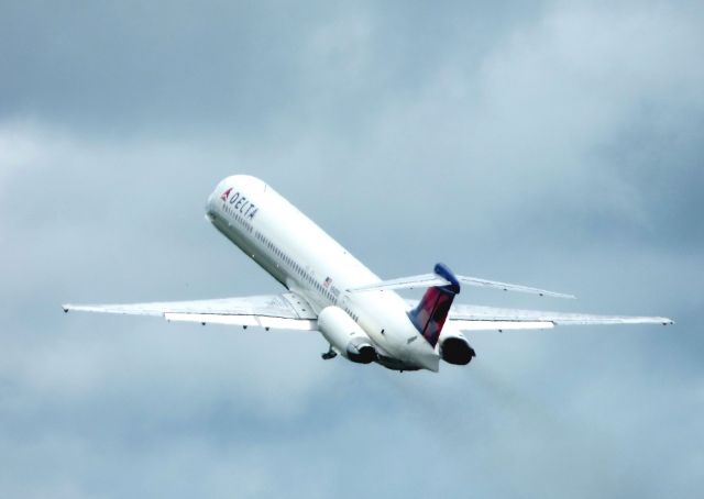 McDonnell Douglas MD-88 (N948DL) - My 1000th posting on Flightaware is a departing Delta Airlines McDonnell Douglas MD-88 in the Spring of 2017 out of Syracuse International.