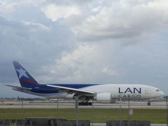 BOEING 777-200LR (N774LA)