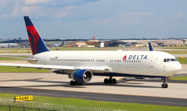 BOEING 767-300 (N174DN)