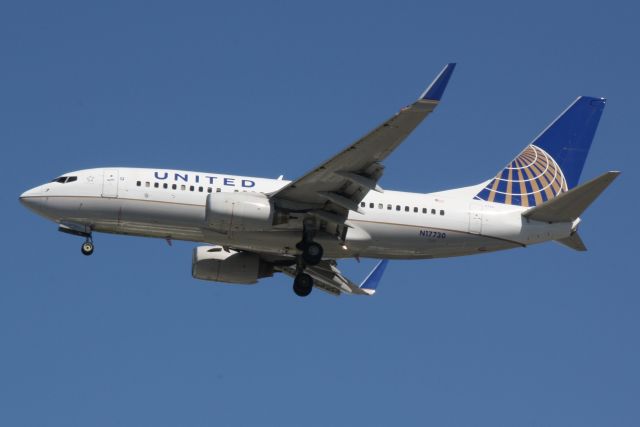 Boeing 737-700 (N17730) - United Flight 1727 (N17730) arrives at Sarasota-Bradenton International Airport following a flight from Chicago-OHare International Airport