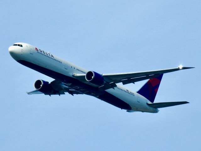 BOEING 767-400 (N832MH)