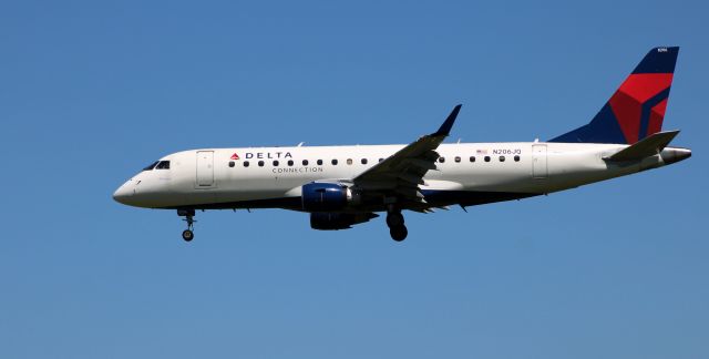 Embraer ERJ 175 (N206JQ) - On final is this 2008 Delta Airlines Connection Embraer ERJ 170-200LR in the Spring of 2021.