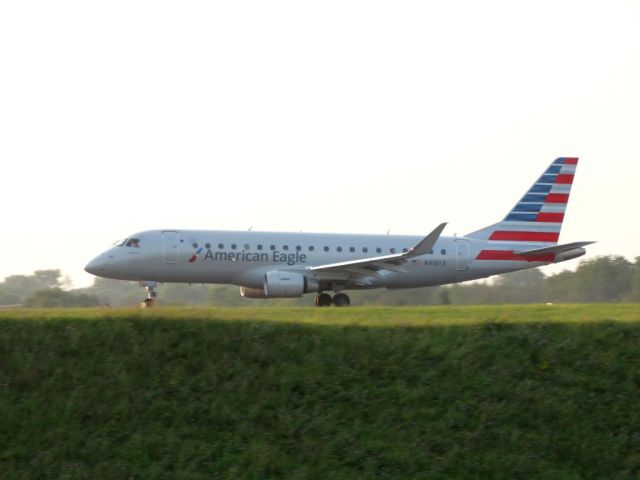 Embraer 175 (N416YX)