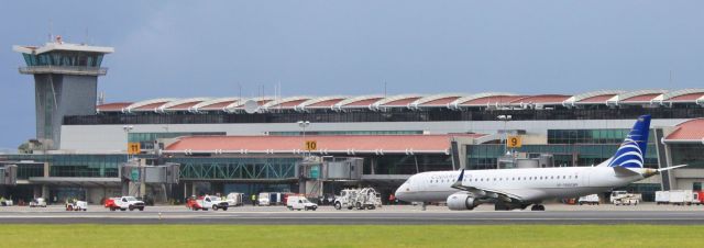 Embraer ERJ-190 (HP-1562CMP)