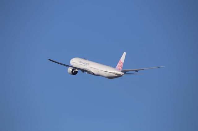BOEING 777-300ER (B-18002)